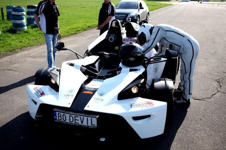 Biały bolid KTM X-BOW