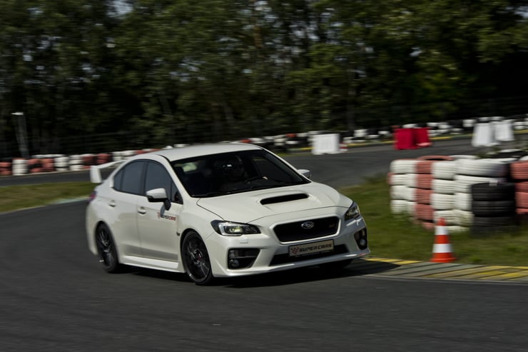 subaru impreza wchodzi w zakręt