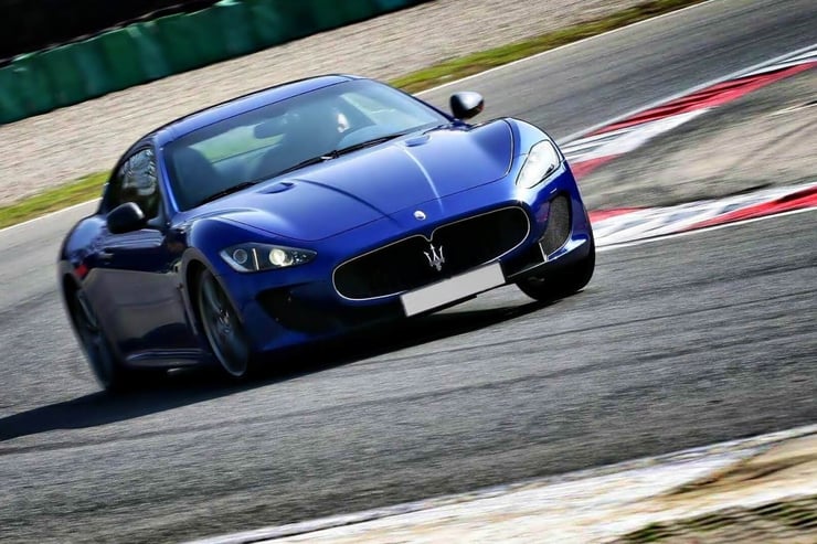 Maserati podczas pokonywania zakrętu