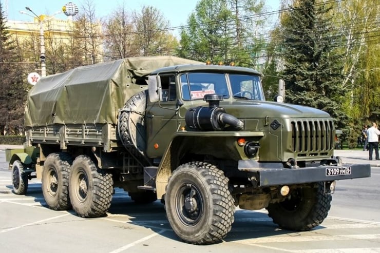 ciężarówka militarna widok z boku