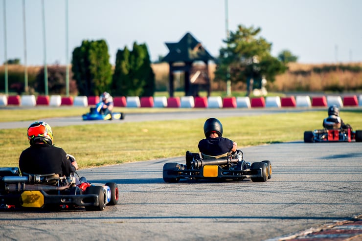 grupowa przejażdżka gokartami