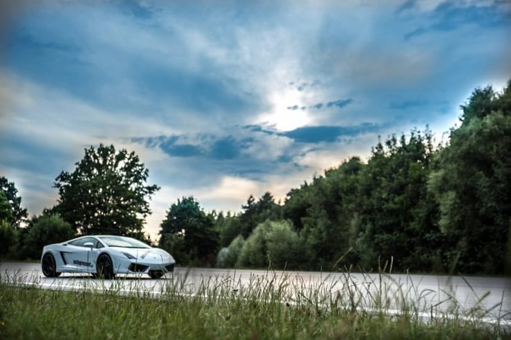 Lamborghini Gallardo na tle natury