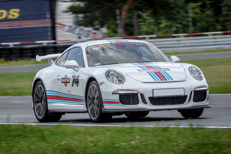 Sportowa sylwetka Porsche 911 mknącego po torze