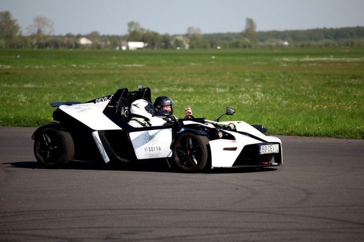 KTM X-BOW na terenie toru wyścigowego