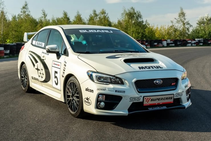 stojące subaru na torze