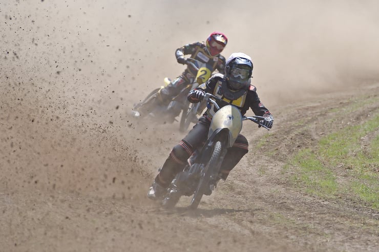 dwa motocykle na torze