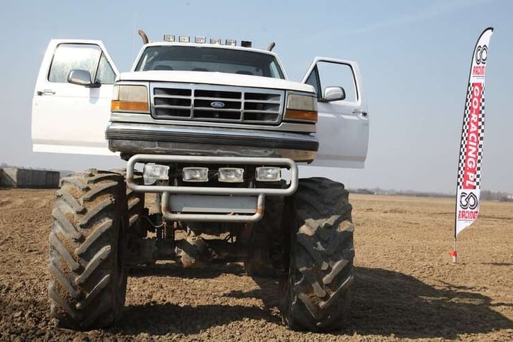 monster truck na torze