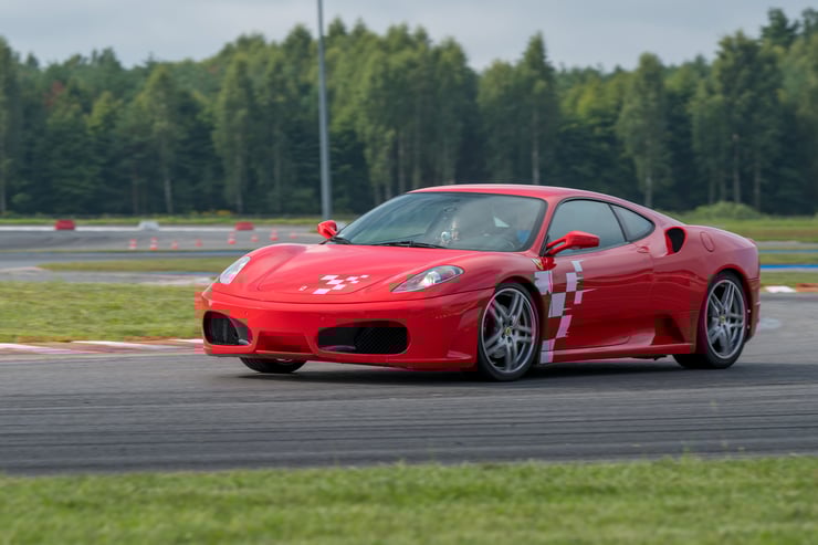 Ferrari podczas pokonywania zakrętu na torze