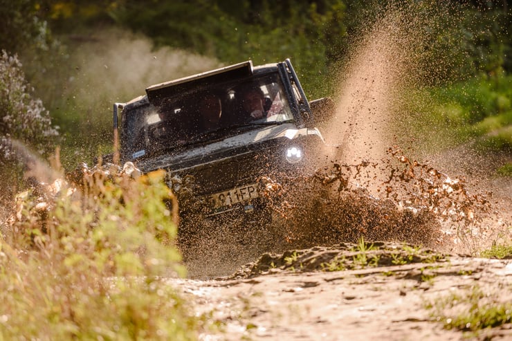 samochód terenowy w kałuży