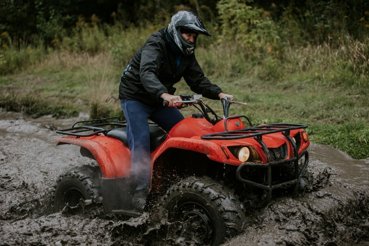 czerwony quad w wodzie