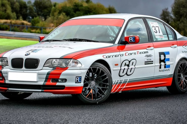 Widok na profil BMW 330i E46 CS