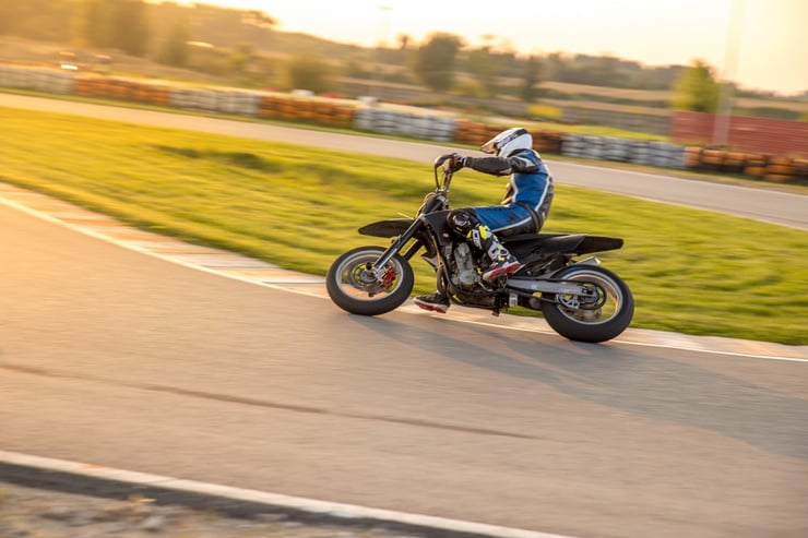 przejażdżka motocyklem na torze