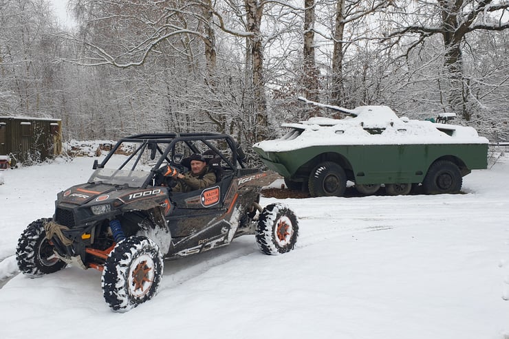 Buggy podczas zimy stojące obok czołgu
