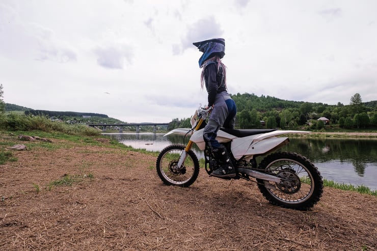kobieta w kasku na motocyklu