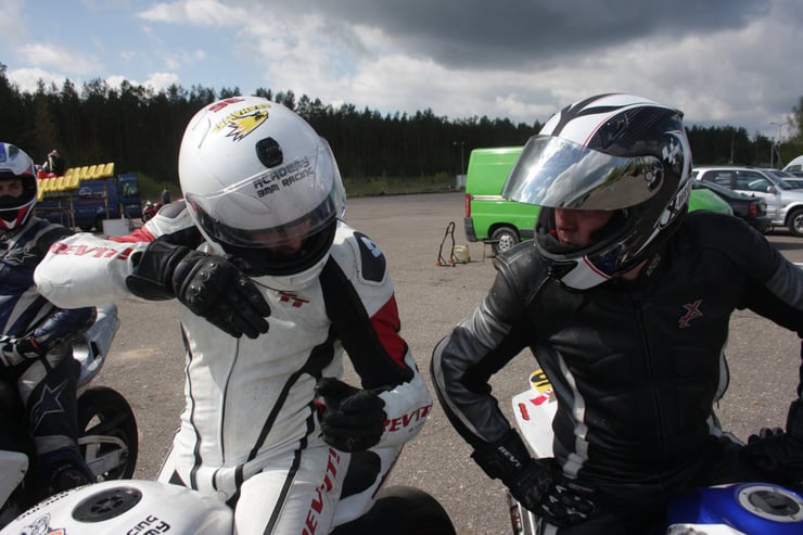 dwóch mężczyzn na motocyklach