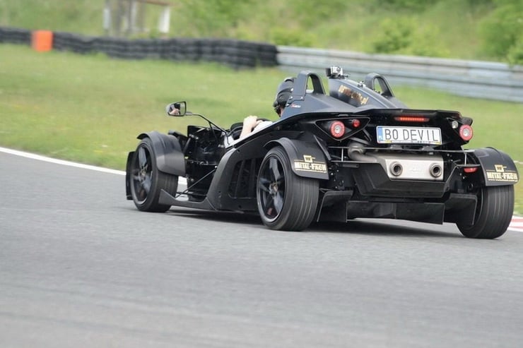 białe Lamborghini Gallardo z boku