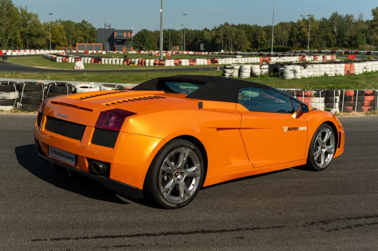 Sportowe auto cabrio z tylnego kąta