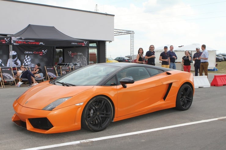Widok na bok luksusowego Lamborghini Gallardo