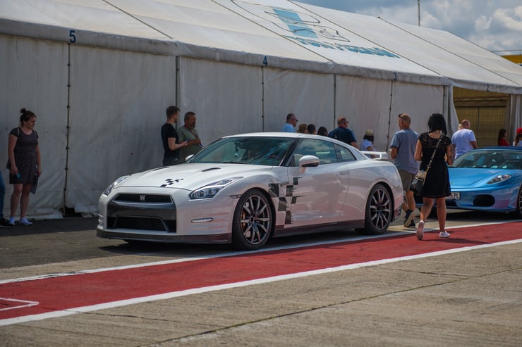 Widok na sportową sylwetkę Nissana GT-R