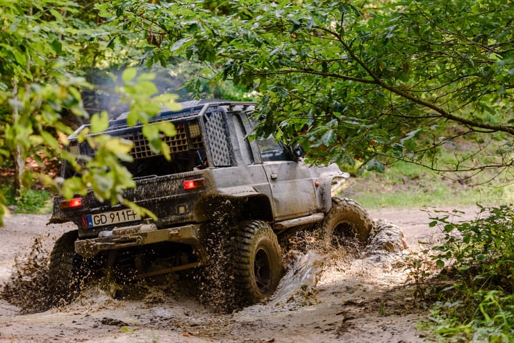 samochód w błocie
