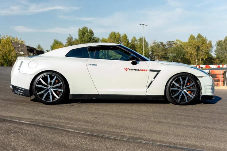 Biały Nissan GT-R od boku.