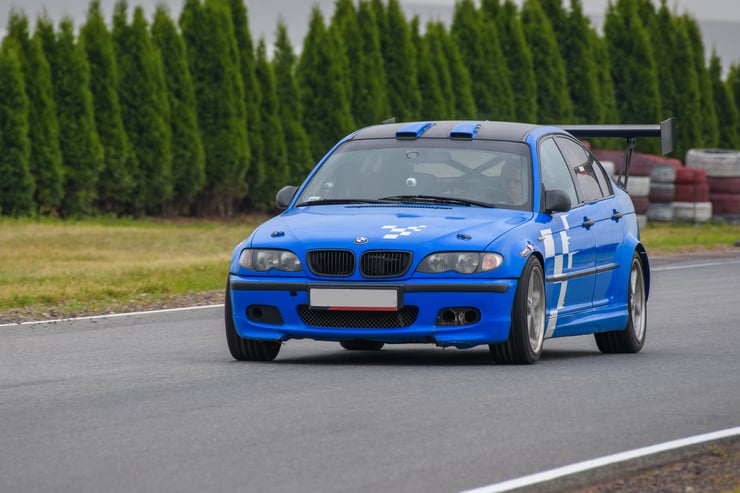 niebieskie bmw na torze