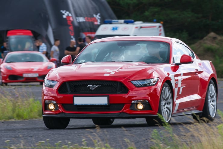 Sportowy Ford Mustang podczas jazdy na torze
