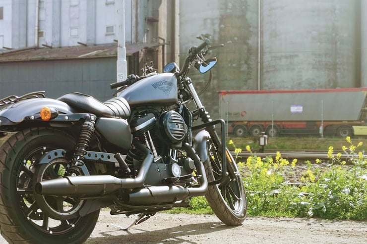 stojący motocykl Harley Davidson