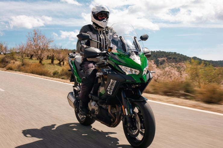 mężczyzna jadący motocyklem