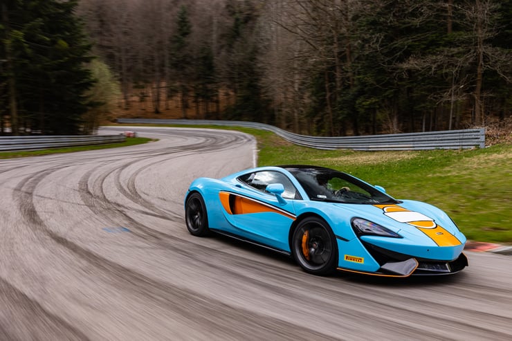 sportowy mclaren na torze