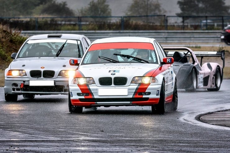 bmw 330i e46 CS podczas deszczu na torze