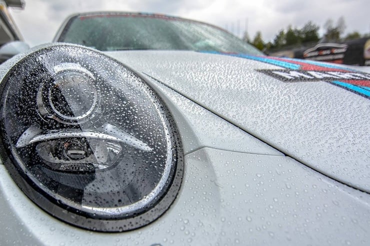 Zbliżenie na okrągły reflektor Porsche 911 GT3