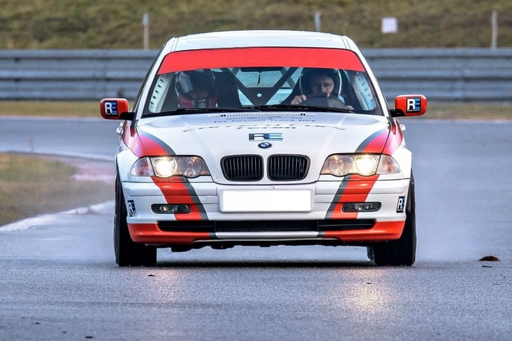 bmw 330i e46 podczas jazdy na torze wyścigowym