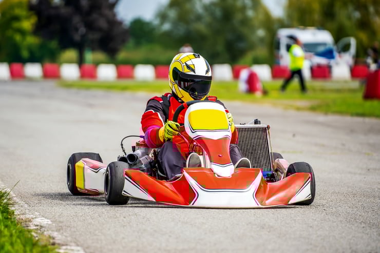 czerwono-biały gokart