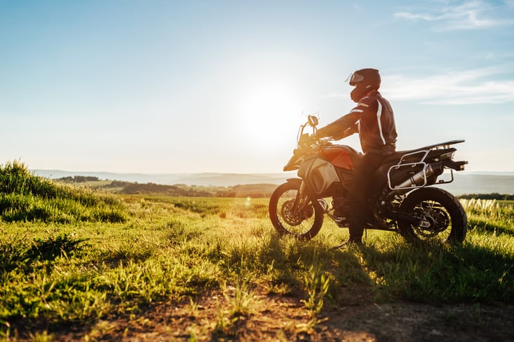mężczyzna na motocyklu