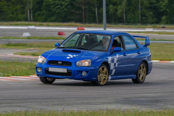 niebieskie rajdowe auto
