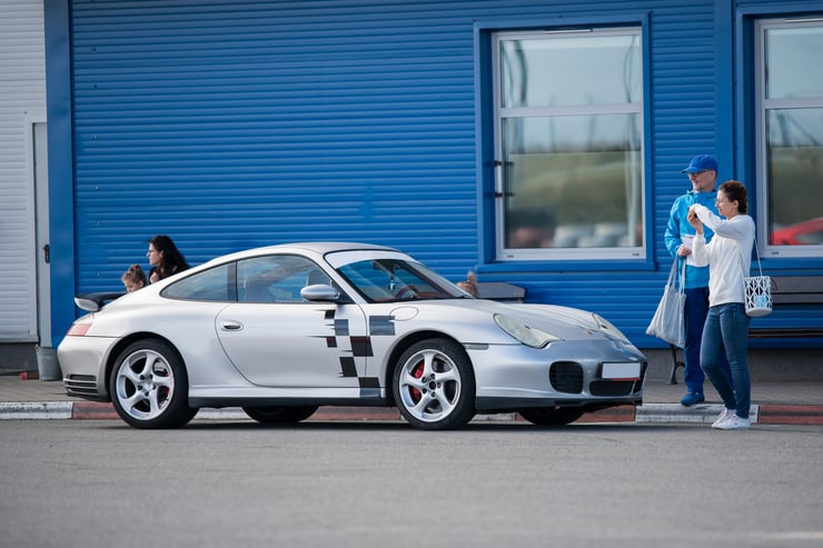 srebrne porsche 911 carrera