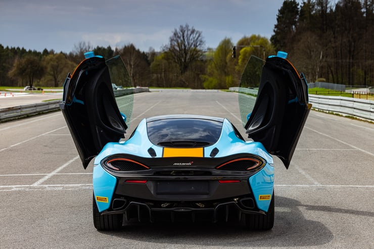 czarny McLaren