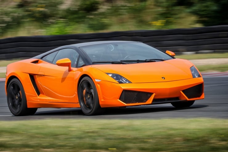 Pomarańczowe lamborghini gallardo podczas jazdy na torze