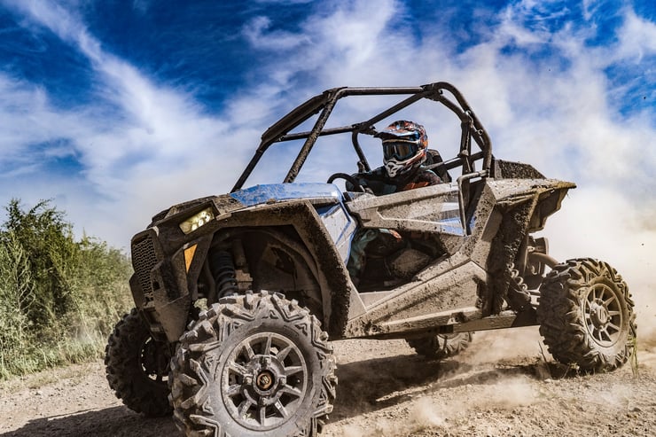 Kierowca buggy pędzący po drodze