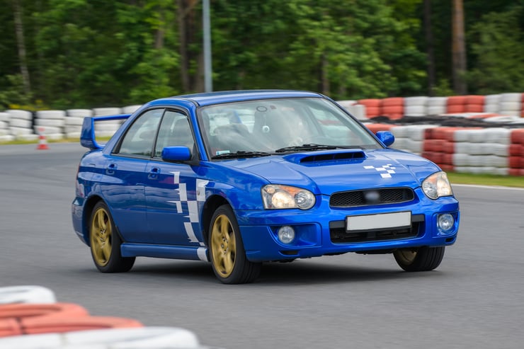 niebieskie subaru na torze wyścigowym