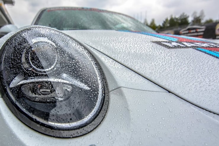 Zbliżenie na okrągły reflektor Porsche 911 GT3