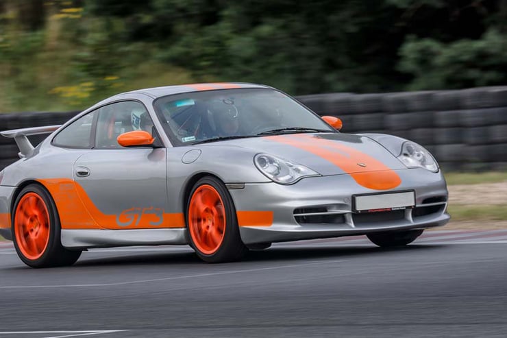 Srebrne Porsche 911, ujęcie na wprost