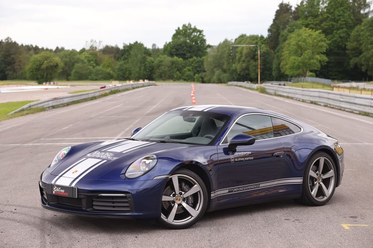 niebieskie porsche na torze