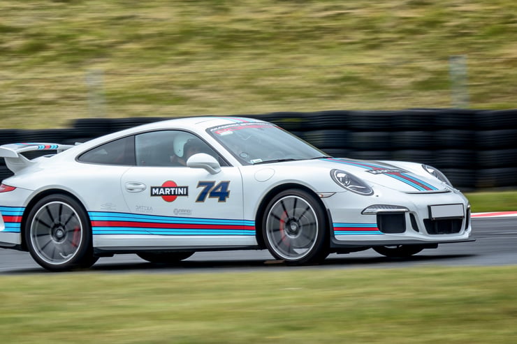 Sportowa sylwetka Porsche 911 mknącego po torze