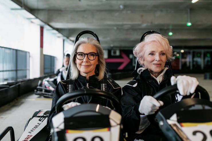 dwie kobiety w gokarcie