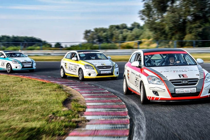 jazda kia pro cee'd cup na torze wyścigowym