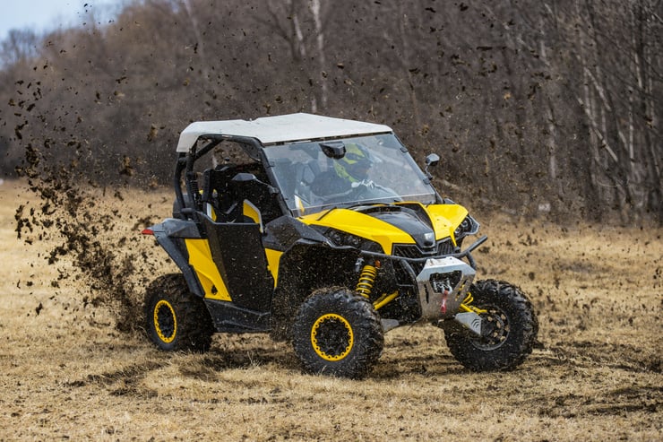 Żółte buggy rozrzucające oponami błoto