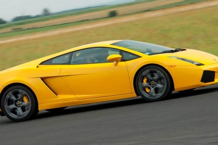 Dynamiczne Lamborghini Gallardo podczas jazdy na torze