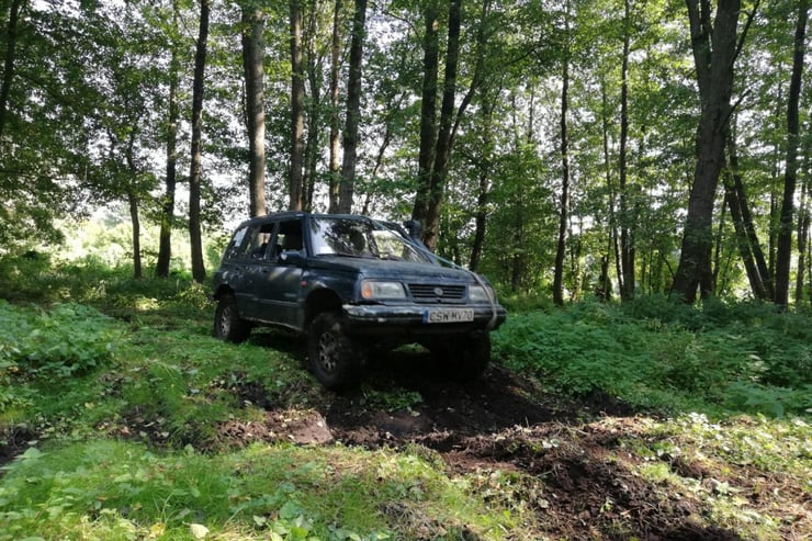 jazda off road po lesie